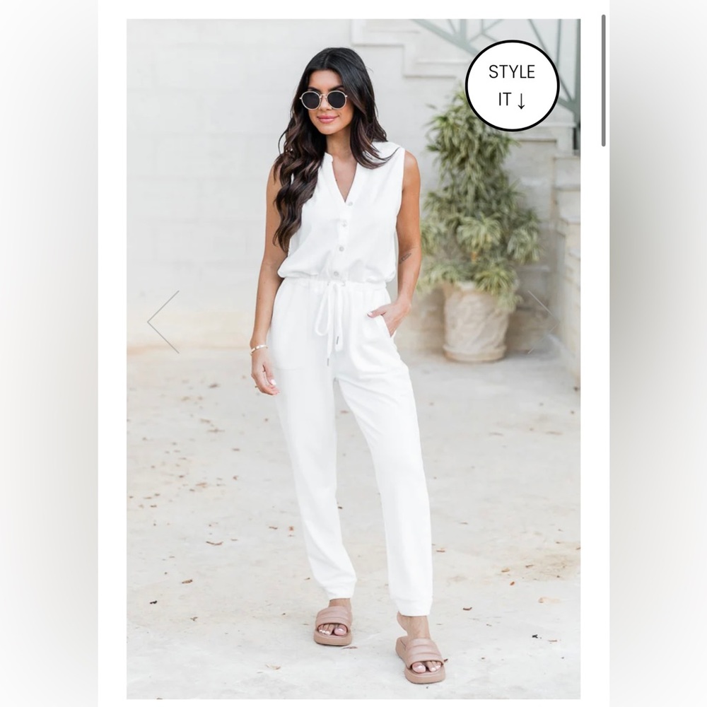 NEW with tags - Ivory jumpsuit from Pink Lily (Size Small)